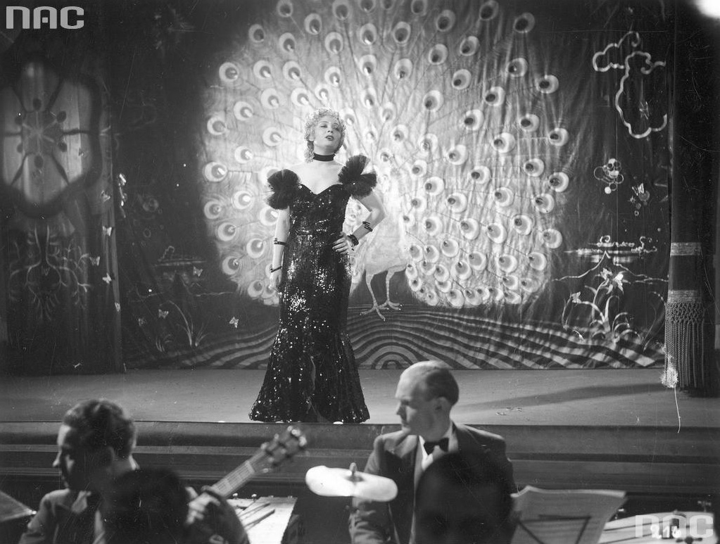 Pola Negri jako śpiewaczka Vera w jednej ze scen filmu "Mazur", fot. Narodowe Archiwum cyfrowe